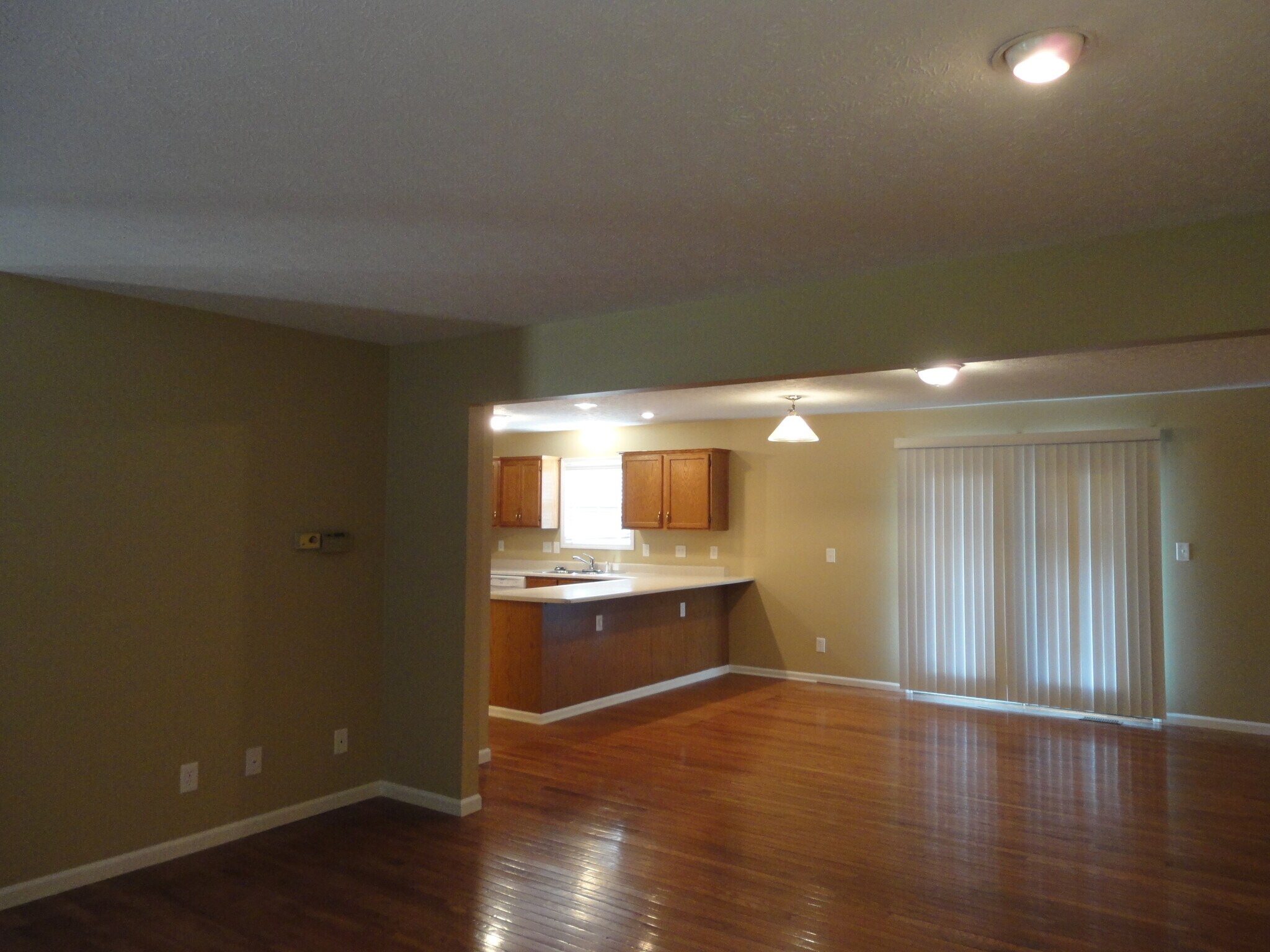 Building Photo - 912 N Garver Rd