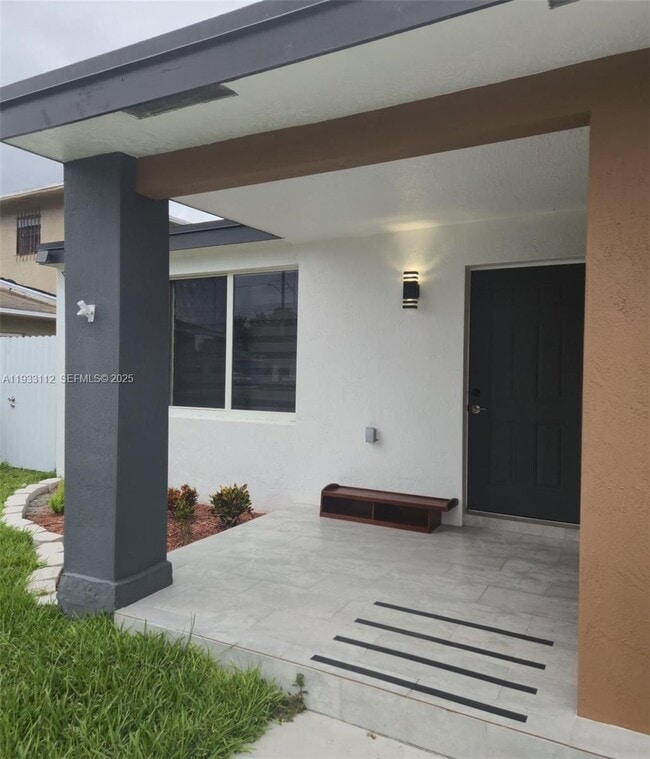 Building Photo - 4425 SW 21st St