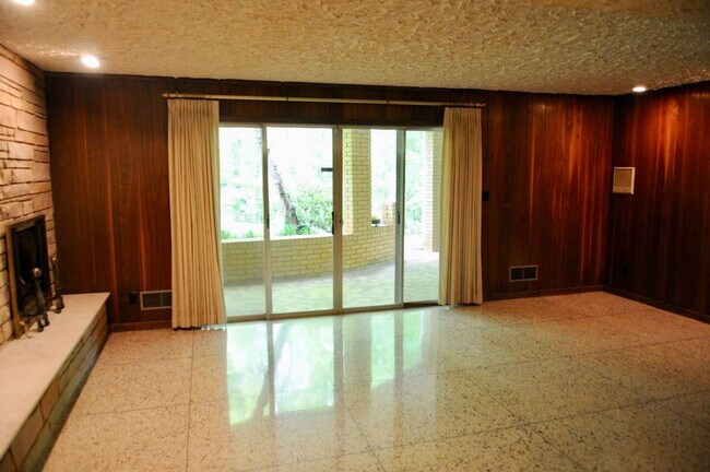 Building Photo - 5755 Doncaster Dr