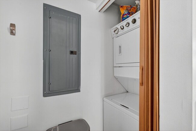 Building Photo - 275 NW Flagler Ave