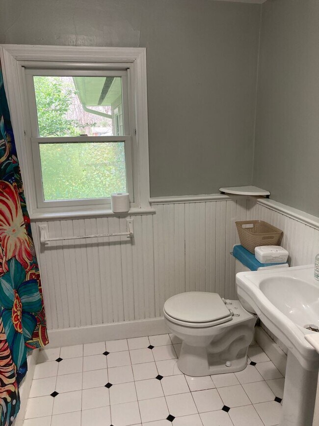 Building Photo - 3 bedroom, 1 bath House: Available August ...
