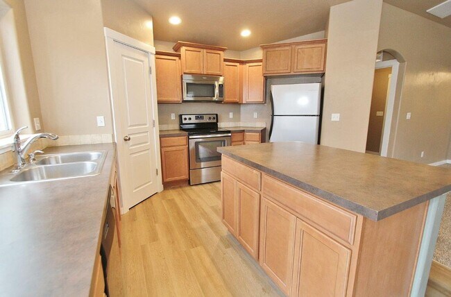 Building Photo - Spacious Single-Level Home on Cul-De-Sac