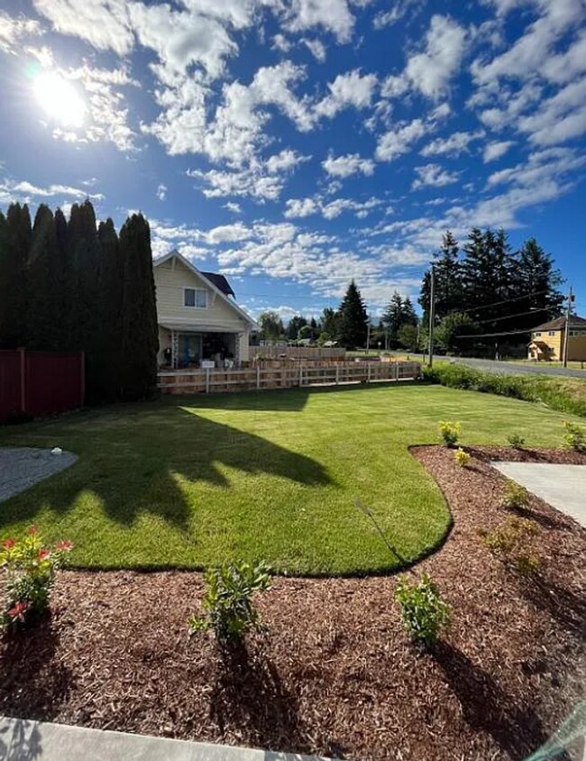 Building Photo - 2 Story Duplex | Sedro Woolley
