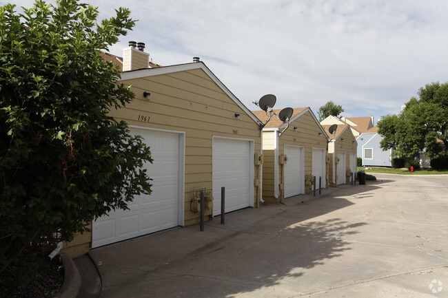 Building Photo - Lakewood Pines West