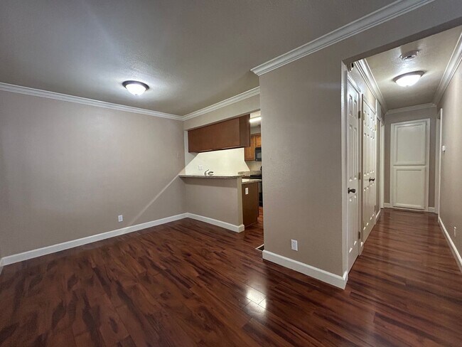Building Photo - Move-In Ready 1BR in Sought-After Kirkwood...