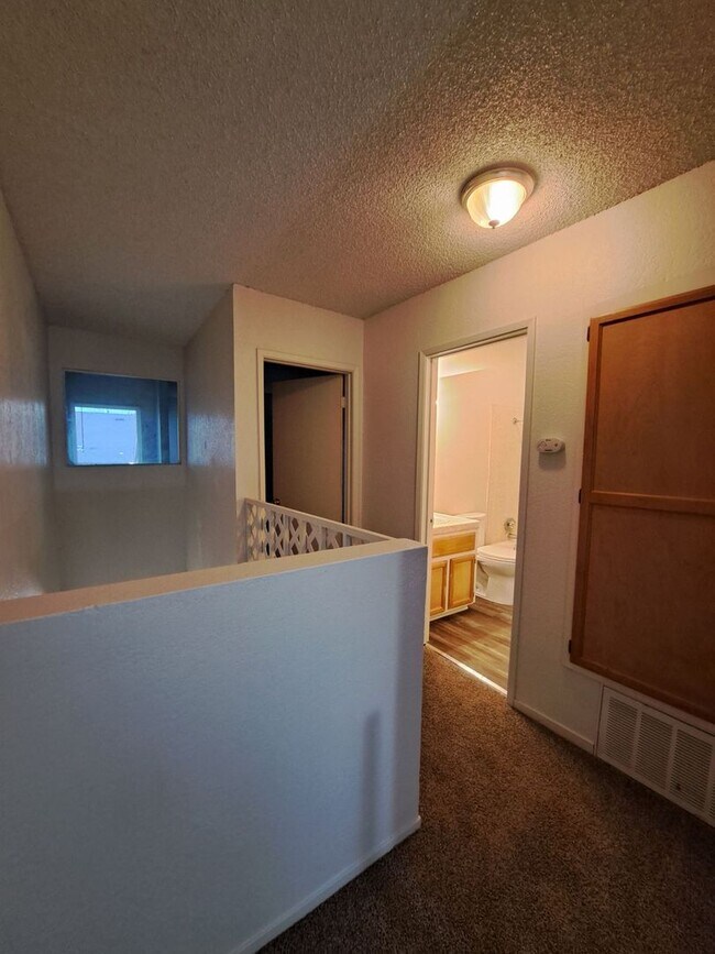 Building Photo - Charming 2-Bedroom Townhome in Fresno – Spacious Layout, Modern Kitchen & Community Amenities!