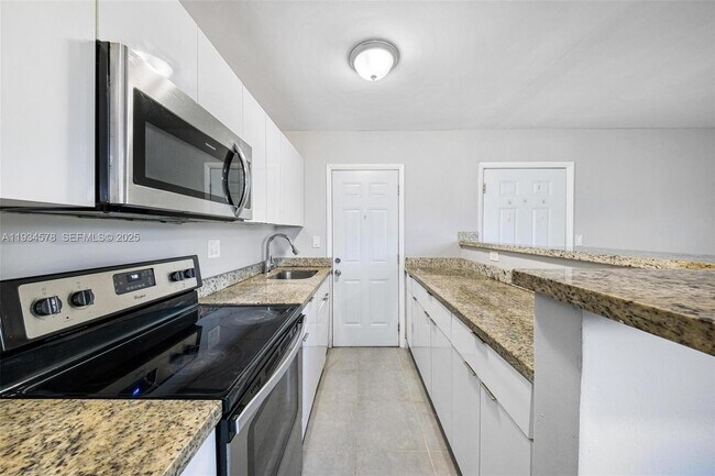 Building Photo - 1960 NE 161st St