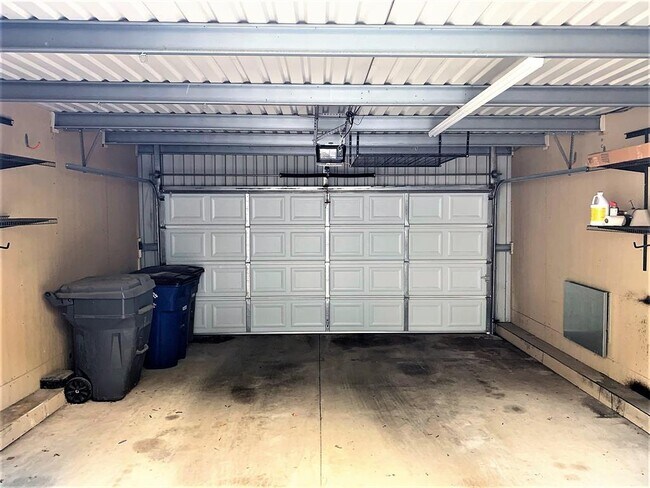 Building Photo - 1811 S Ervay St