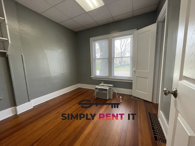 Building Photo - Renovated 2 Bedroom on Campus, Free Parkin...