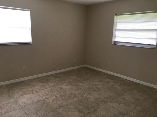 Building Photo - Conveniently located to I-4