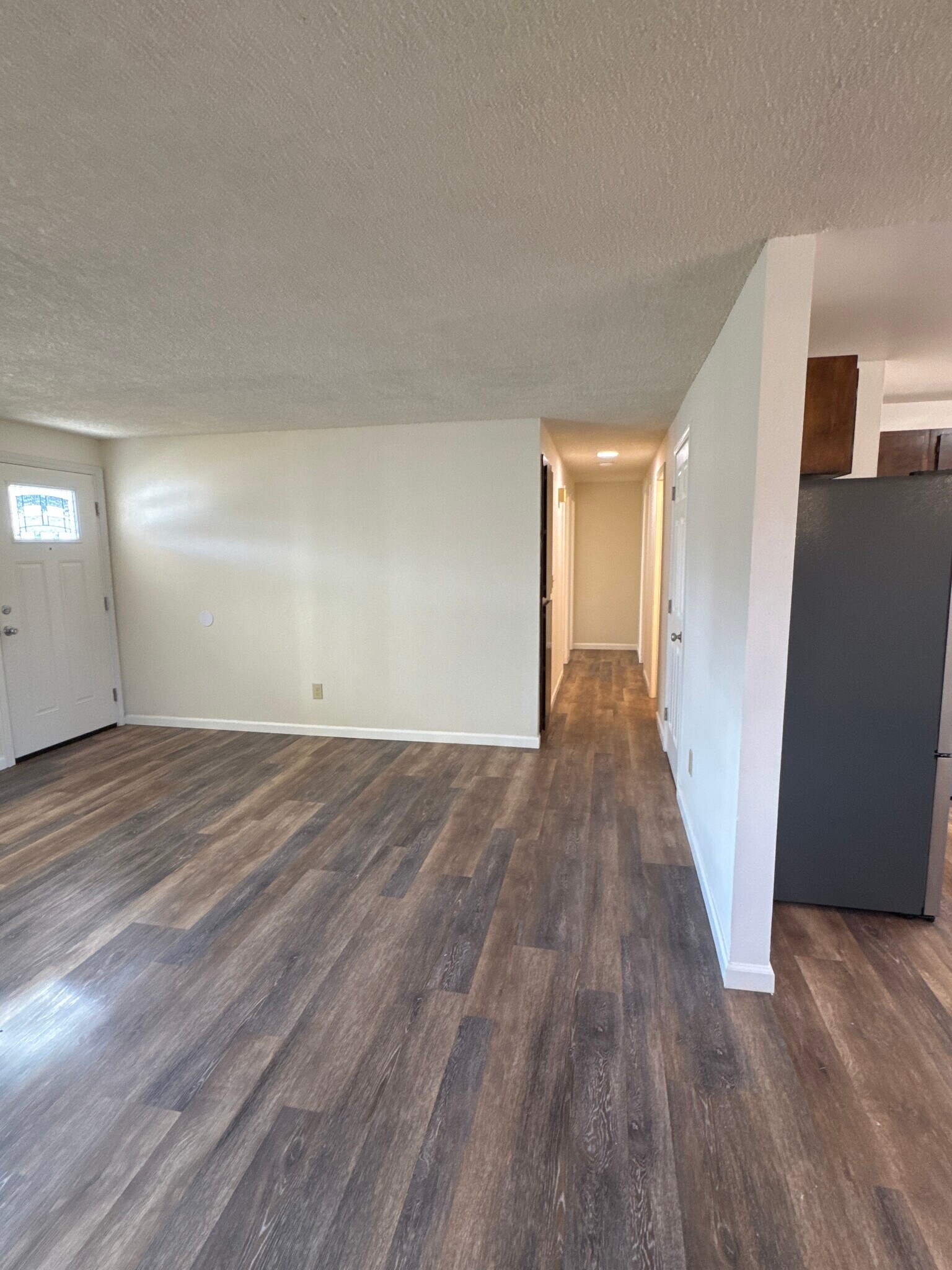 Front door hallway to bedrooms, one full bathroom and one half bath in larger bedroom - 15320 NE 31st St