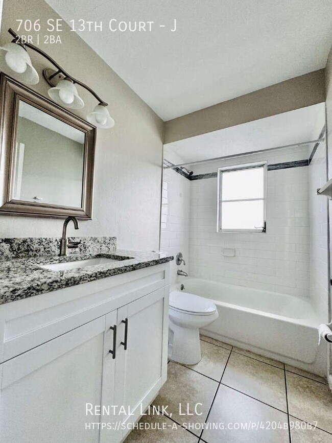 Building Photo - 706 SE 13th Ct