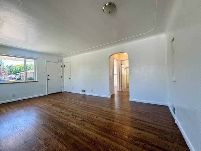 Building Photo - 2 Bedroom, 1 Bathroom Duplex in Denver! Available August!!