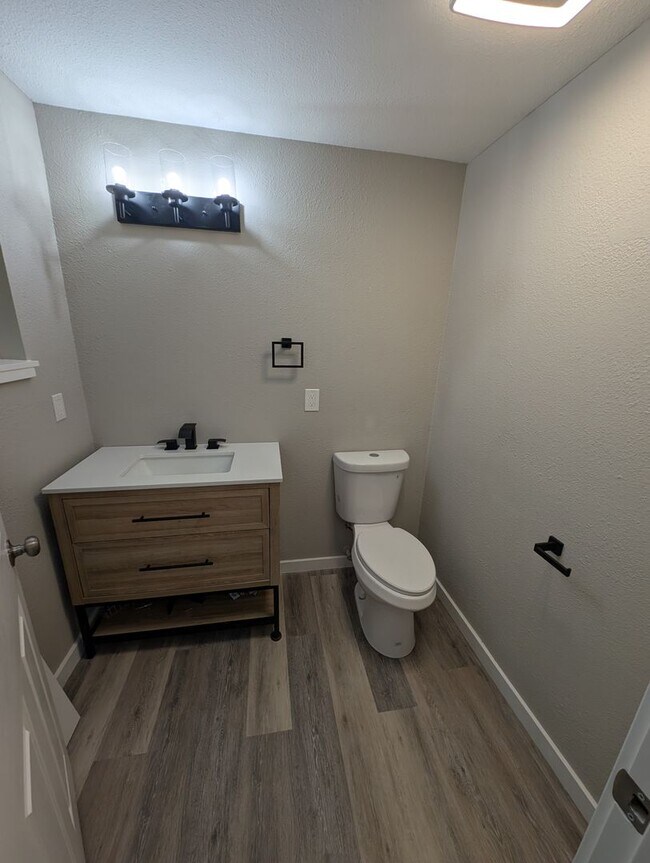 Building Photo - Large, Remodeled 2 Bedroom Duplex Unit on ...