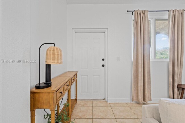 Building Photo - 2731 SE 17th Ave