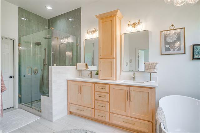 Building Photo - 830 Doral Dr