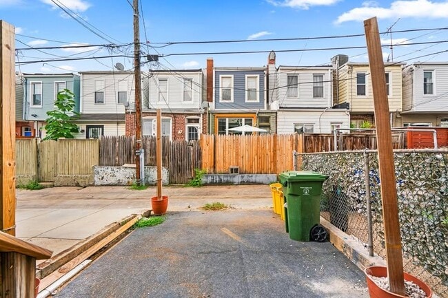 Building Photo - 118 N Curley St