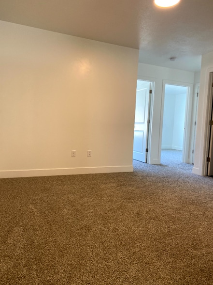 Building Photo - 424 W 40 S