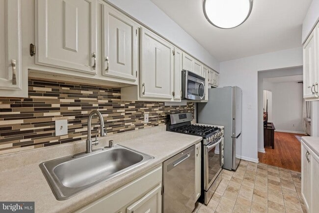 Building Photo - 139 Hawaii Ave NE