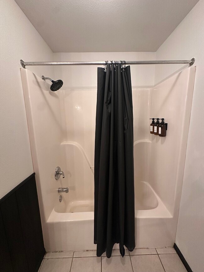 Building Photo - 647 S Hazelnut Ave