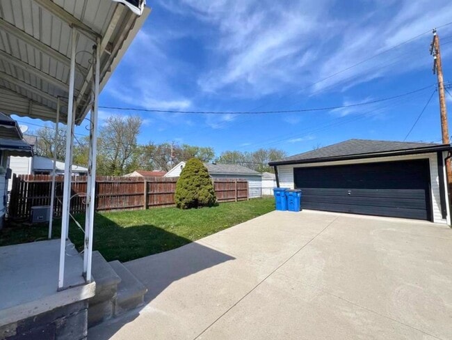 Building Photo - Beautiful 3-Bedroom Home with Large Fenced Backyard