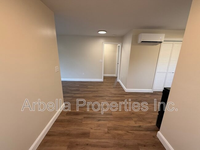 Building Photo - 1101 N Wilcox Dr