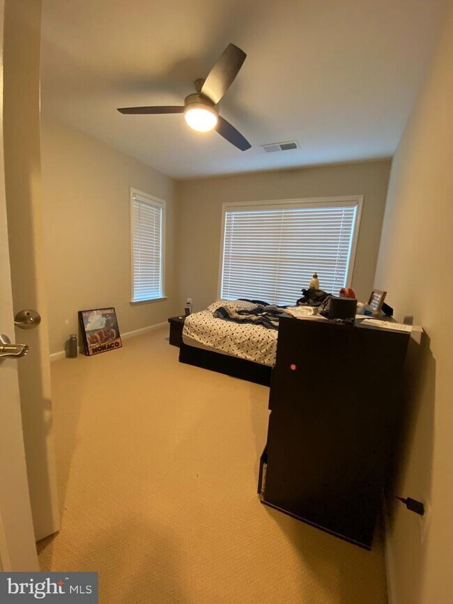 Building Photo - Bright & Spacious End-Unit Townhouse with Two-Car Garage!