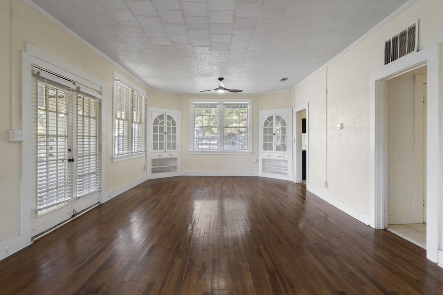 Building Photo - 320 Hallock St