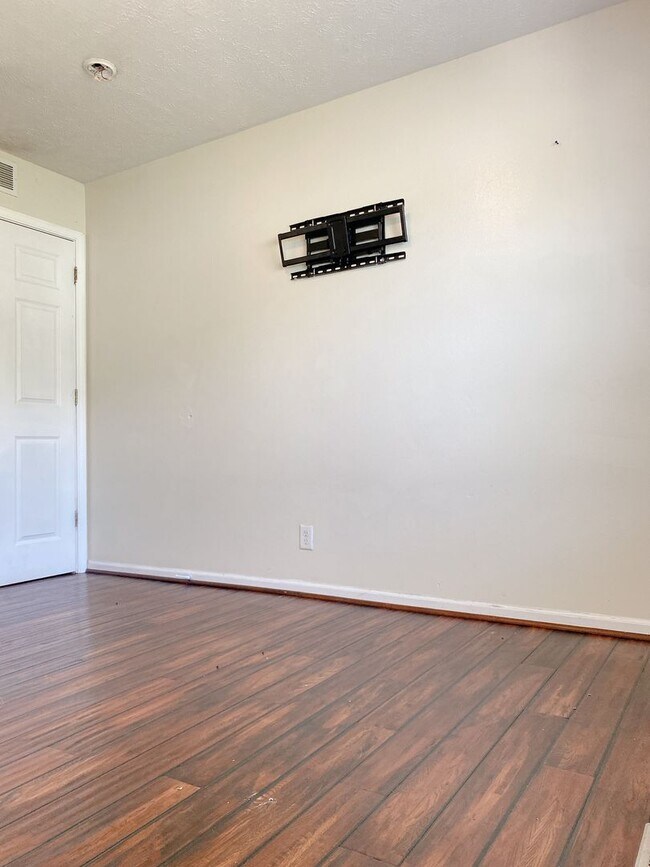 Building Photo - Stunning 5 bedroom, 2 bathroom house!