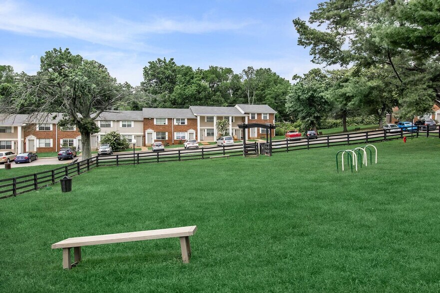 Building Photo - 600 Whispering Hills Dr