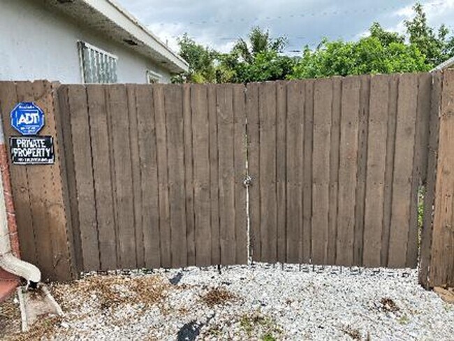 Building Photo - Excellent 2/1 Duplex in Desirable Area