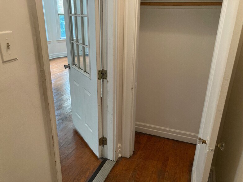 Entryway with closet - 1825 W Addison St