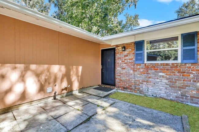Building Photo - Ranch Home off of Skidaway Rd.
