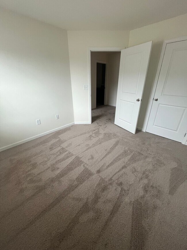 Building Photo - Brand New Townhome – Modern Comfort & Conv...