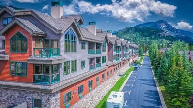 Building Photo - Evolve Real Estate: 3-6 Mos Lease Only Large Fully Furnished Condo Walking Distance to Keystone V...