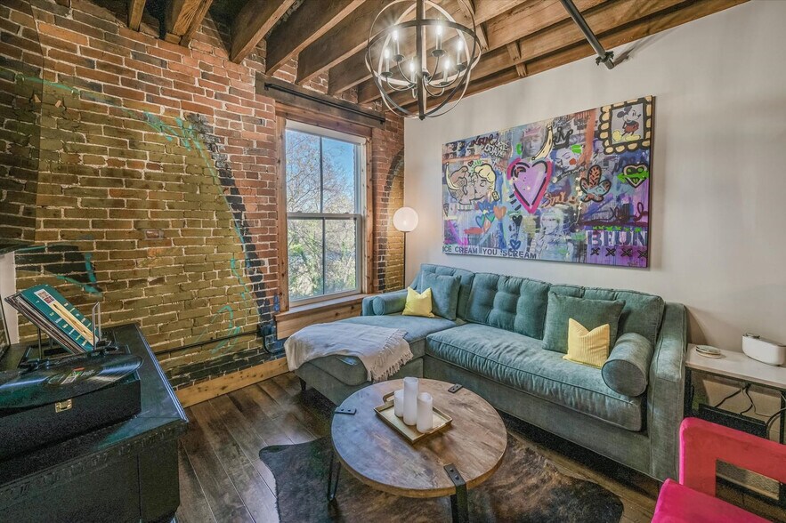 Building Photo - 610 21st Ave N