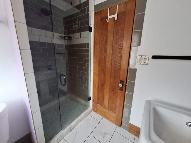 Building Photo - 109 Daniels St