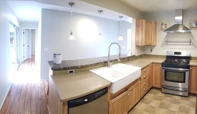 Building Photo - 5 bedrooms 2 baths close to campus and huge Backyard!