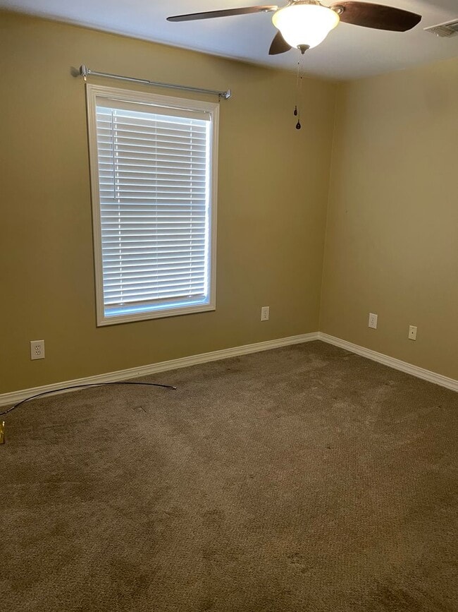 Building Photo - 2br 1 bath with washer dryer connections