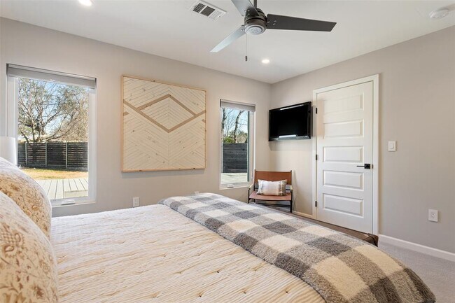 Building Photo - 6805 Western Oaks Blvd