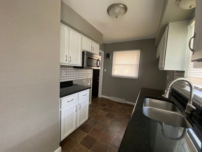 Building Photo - 3 Bedroom 2 Bath Single Family Home!  Gara...