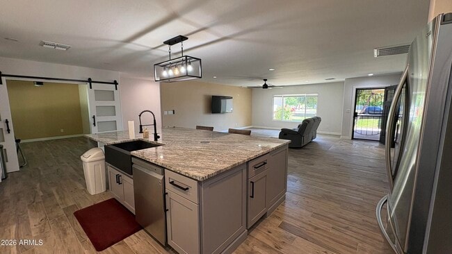 Building Photo - 4422 W Greenway Rd