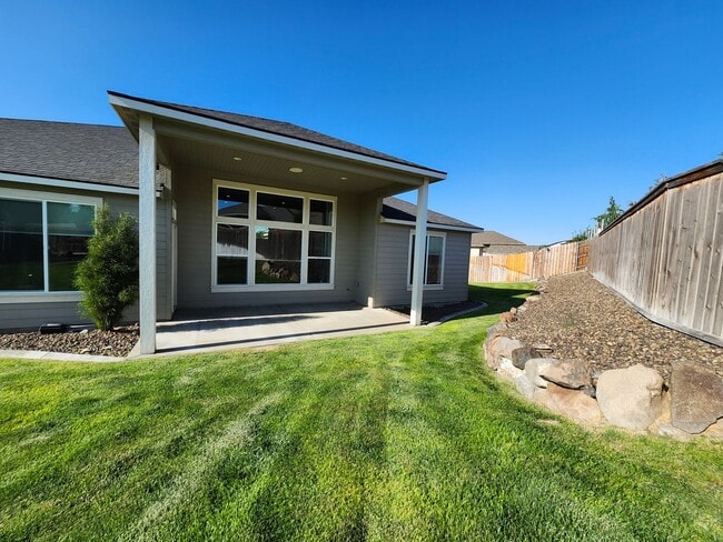 Building Photo - Elegant 4 Bed, 2 Ba Home - MANY Upgrades &...