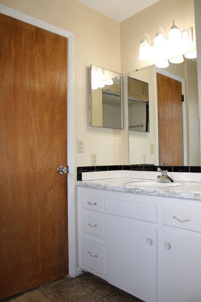 Building Photo - 5111 Leland Dr