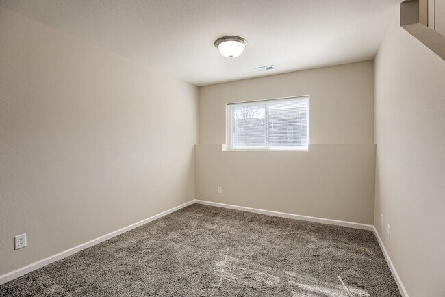 Building Photo - Bright & Spacious Elkhorn Home with Finish...