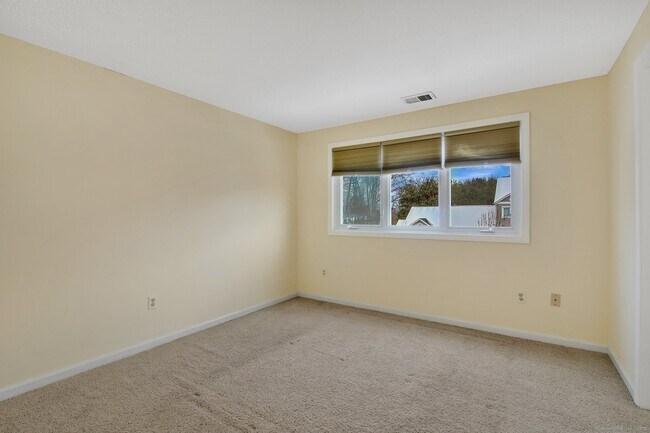 Building Photo - 94 Oak Ridge Dr