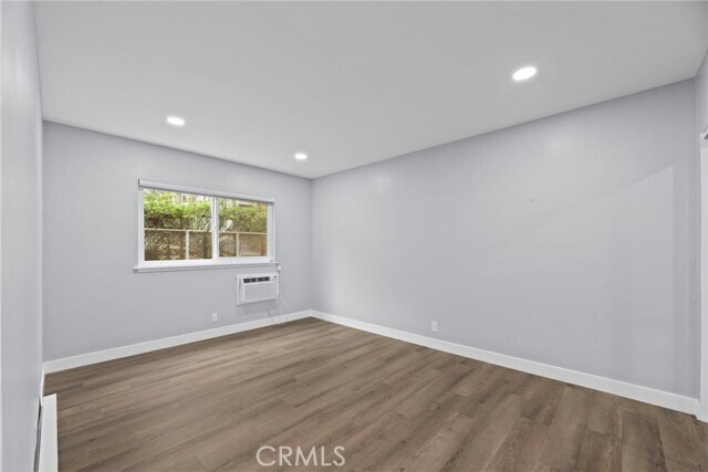 Building Photo - 2027 Vista Del Mar Ave