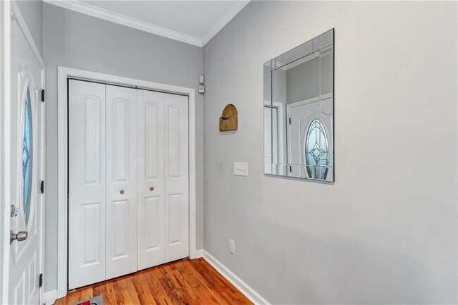 Building Photo - 2418 Bollingbrook Dr SW