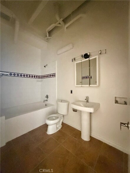 Building Photo - 312 W 5th St