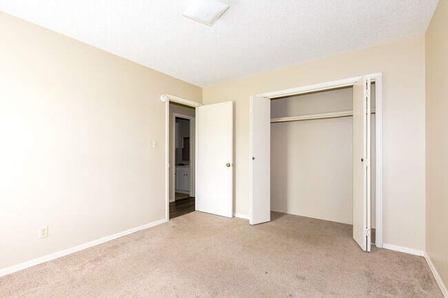 Building Photo - 1421 W Lillian St